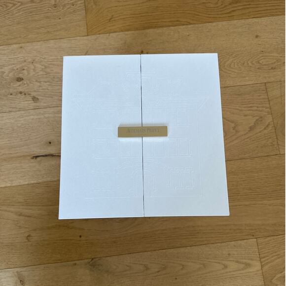 Audemars Piguet - Snowglobe Box in White - Picture 1 of 5